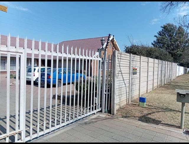 4 BEDROOM HOUSE FOR SALE IN PARKDENE